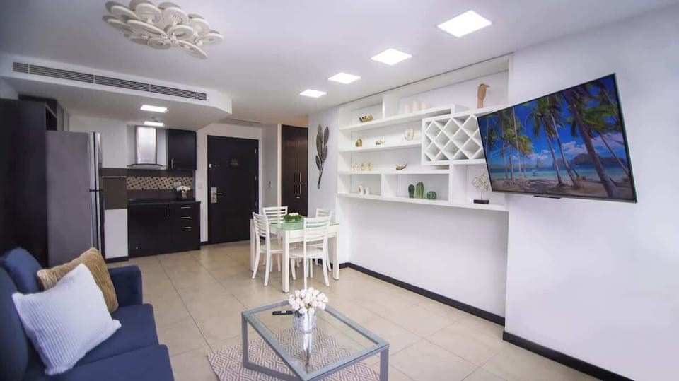 Sala moderna totalmente amoblada, cuenta con Smart TV  con acceso a plataformas como Netflix, Disney+ y canales nacionales e internacionales. 