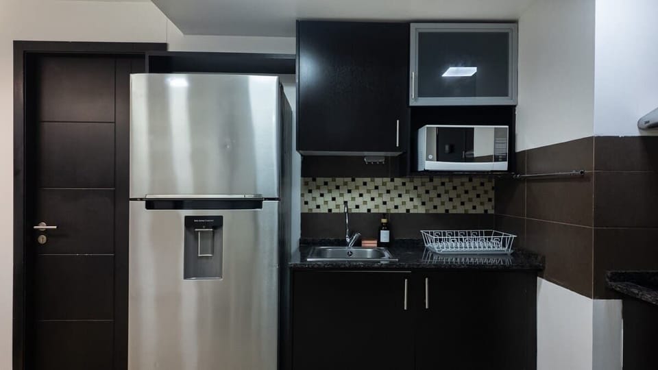 Cocina moderna y equipada. 