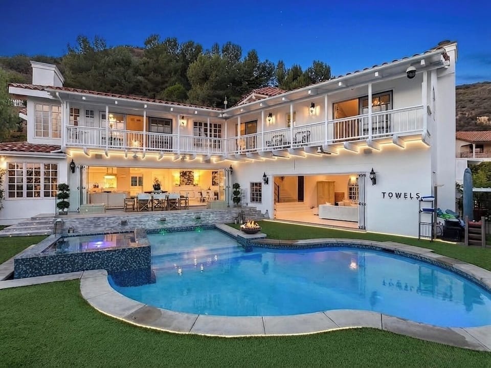 A sparkling, 7-foot-deep pool and adjacent jacuzzi 