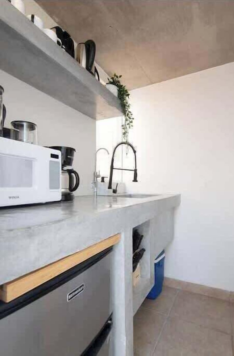 The rooftop kitchenette makes outdoor entertaining effortless. Prepare drinks, serve snacks, or keep refreshments nearby without leaving the terrace.