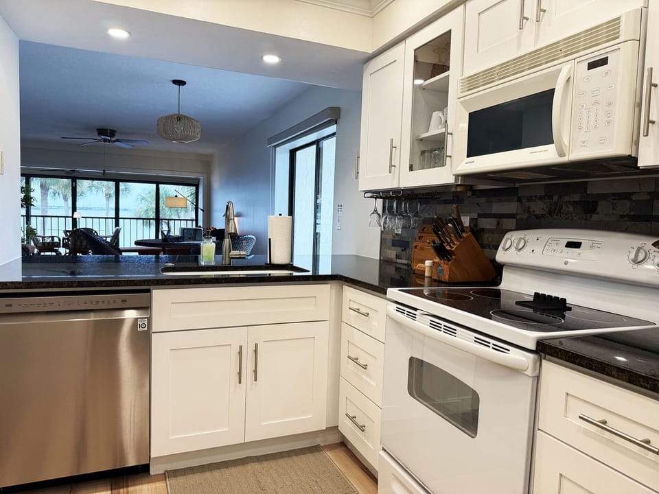 Sandpiper Key 2BR Bay Views & Heated Pools (8844)