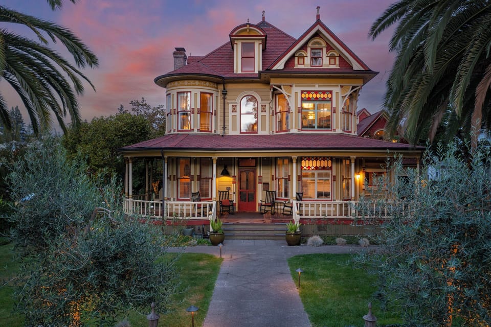 Front of the Victorian house - the Carriage House in behind on the right side.