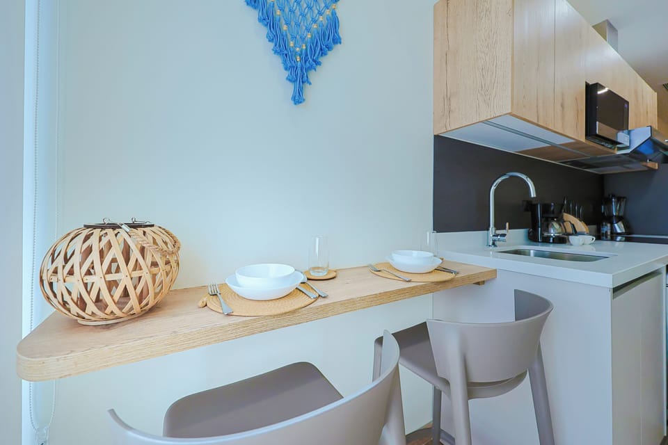 Picture yourself enjoying meals at this sleek dining bar, where modern design meets coastal charm. The open kitchen flows seamlessly into your dining space, perfect for relaxed mornings and evening gatherings.