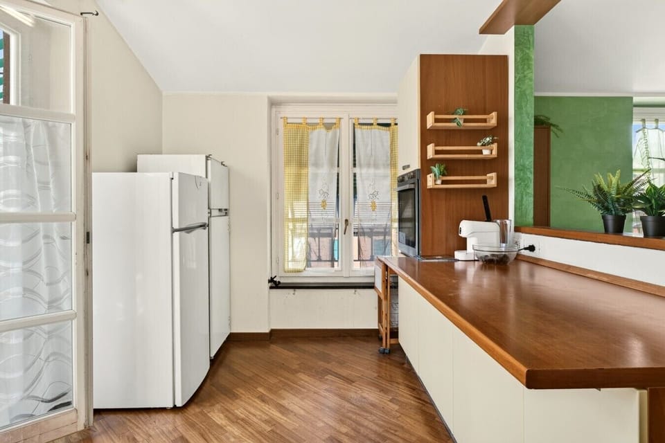 Kitchen: double fridge and large worktop with oven