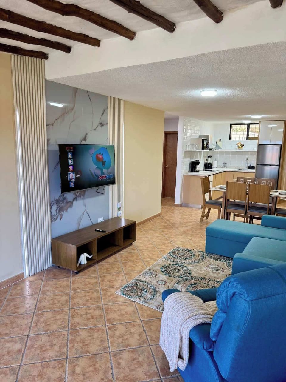 Cómodo espacio abierto para compartir un rato de televisión con Netflix y Youtube 
