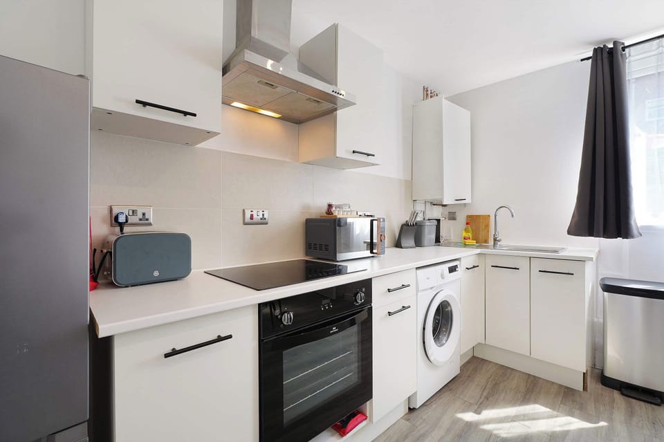 The fully equipped kitchen includes an oven, hob, microwave, fridge/freezer, washing machine, and all the essential cookware. Whether you're staying for a few nights or a longer visit, you'll have everything needed to prepare meals with ease.