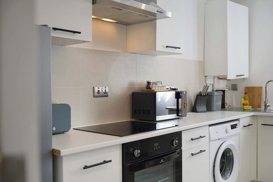 This modern kitchen is fitted with an oven, hob, microwave, fridge/freezer, washing machine, and all the cookware and utensils you'll need. Perfect for enjoying home-cooked meals throughout your stay, whether short or long.