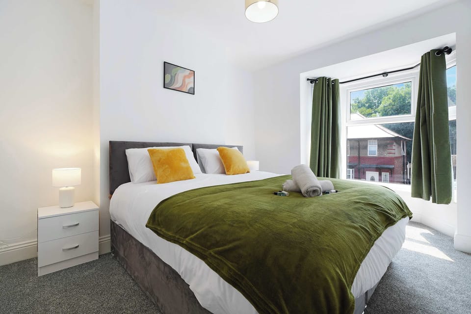 Ideal for couples, friends, or colleagues, this adaptable bedroom offers a double or twin bed setup upon request. Complete with two bedside tables and a beautiful bay window, it's a comfortable and relaxing space to unwind.