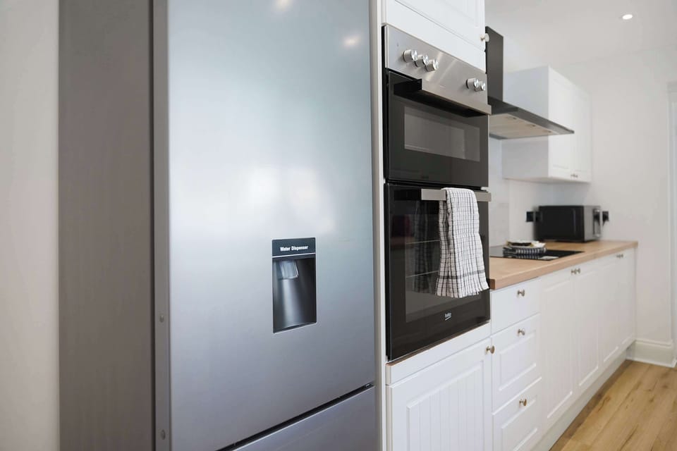 The fully equipped kitchen includes an oven, hob, microwave, fridge/freezer, washing machine, and all the essential cookware you need. Whether preparing a quick breakfast or a family dinner, you'll have everything required for a comfortable stay.