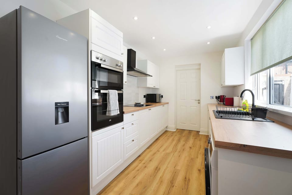 The spacious kitchen is fully equipped with an oven, hob, microwave, fridge/freezer, washing machine, and all the cookware needed for everyday cooking. Perfect for enjoying homemade meals throughout your stay.
