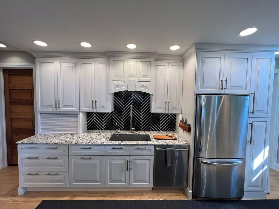 Enjoy cooking in our spacious kitchen. 
Purified water is on tap and there is an automatic ice maker in the freezer. 