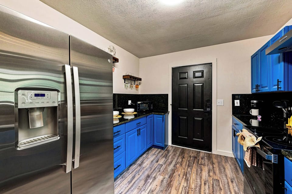 Gourmet-Ready – A fully stocked kitchen with top-tier appliances and plenty of cabinet space to store all your essentials.
