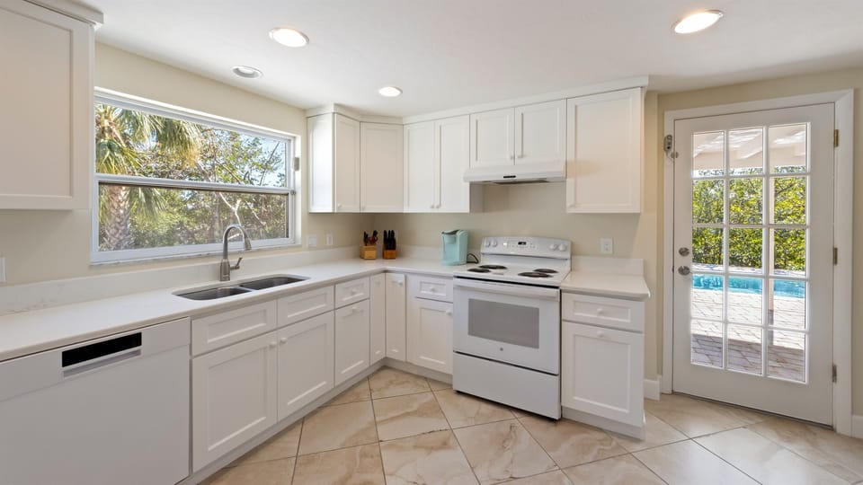 use the direct way from kitchen to covered porch at the pool side