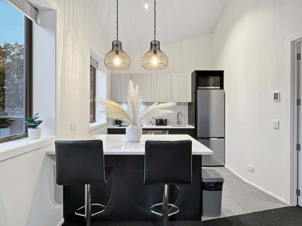 Breakfast bar seating, perfect for casual meals or your morning coffee.