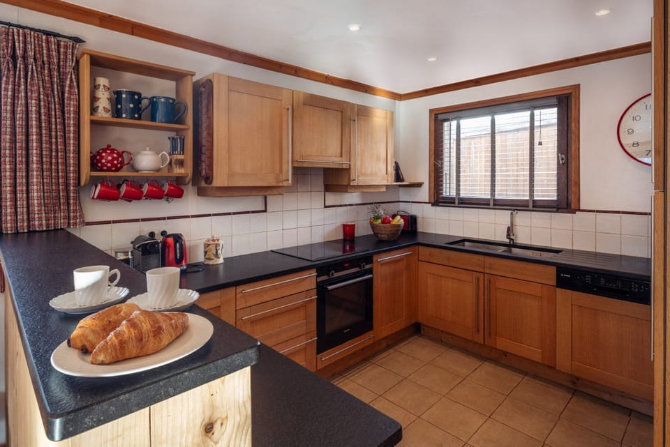 Start your day in the fully equipped kitchen, where you can whip up breakfast before hitting the pistes.