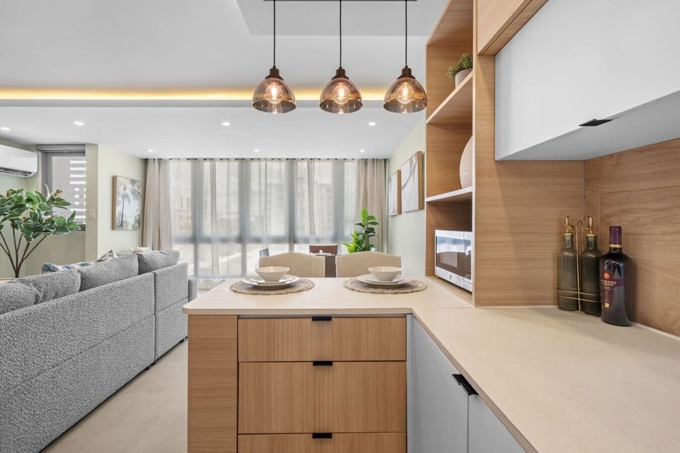 Casual breakfast bar for two—perfect for morning coffee, quick meals, or planning the day’s adventures.