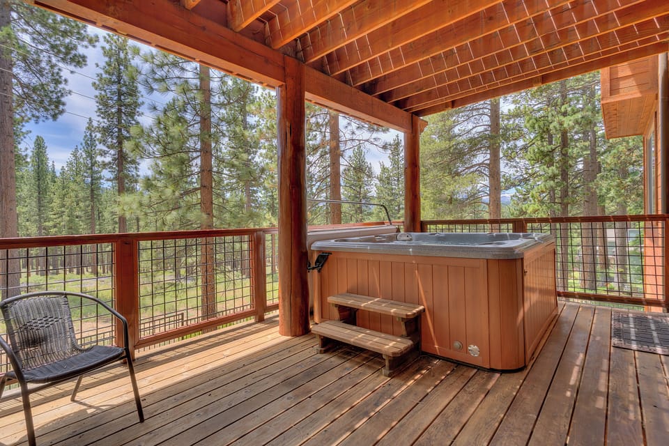 Deck w/ hot tub