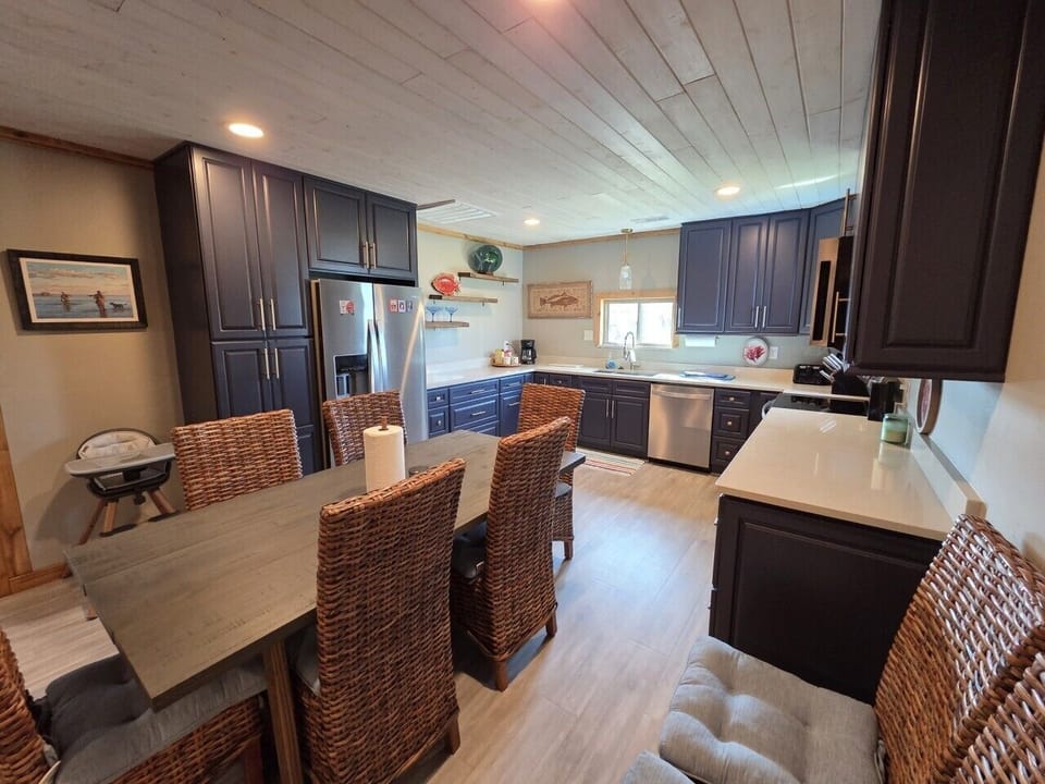 Dining Area & Kitchen (2)