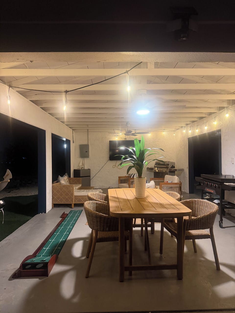Outdoor dining