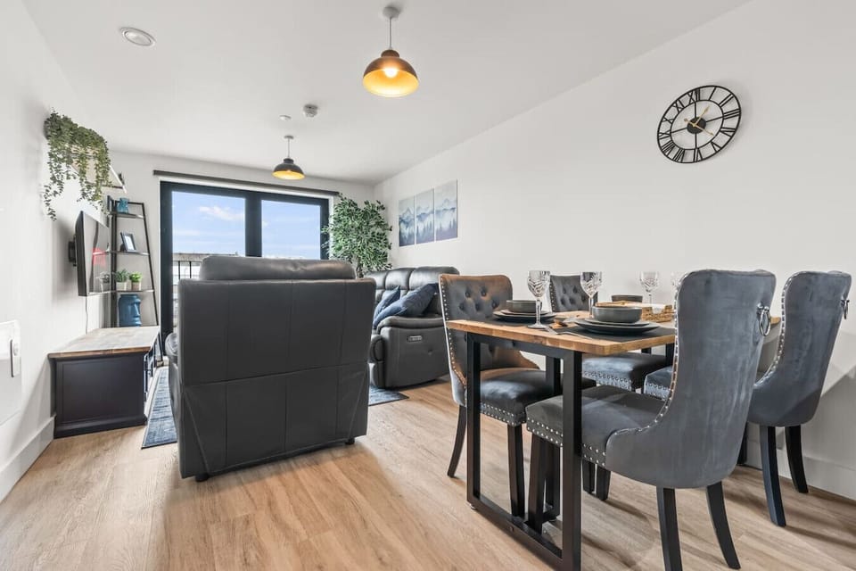 A comfortable dining space, ideal for enjoying meals together, catching up, or planning your day in Liverpool. (Rich Property Management)