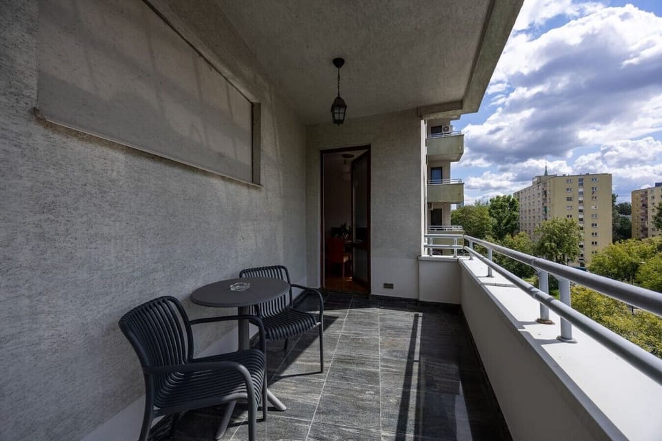 Apartment near Warsaw city center for 4 guests with private parking and a balcony | Book Now with RENTUJEMY.COM