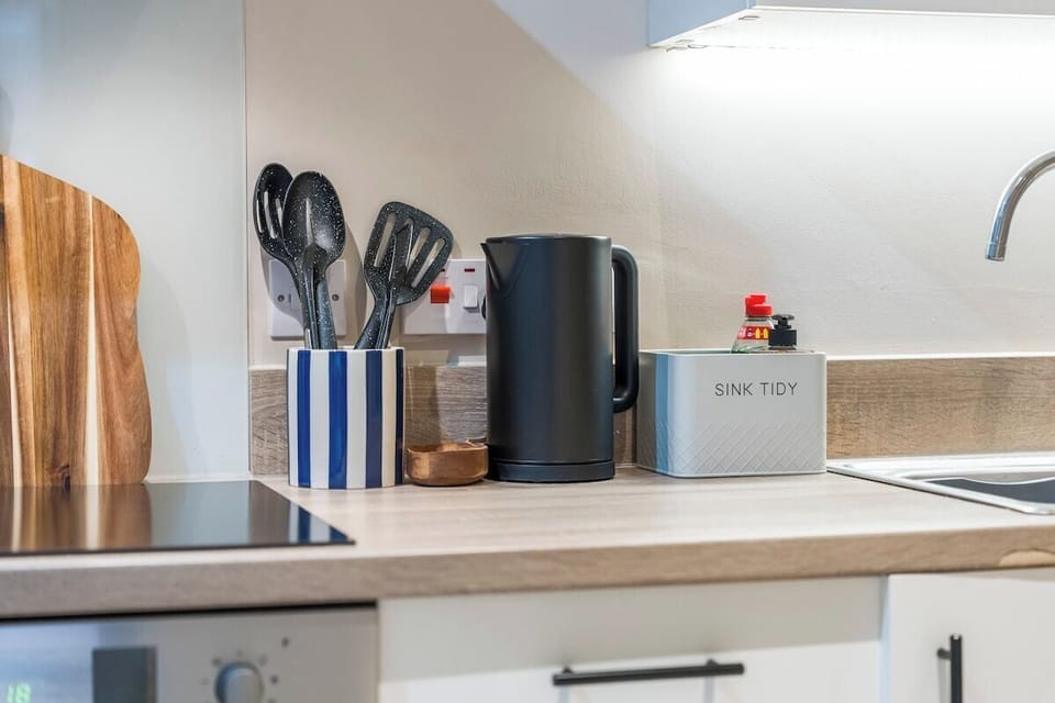 Countertop essentials ready for your next home-cooked meal 🫖🔪
