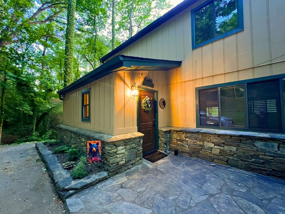 Welcome the beautiful, quaint, and relaxing Peak Retreat.