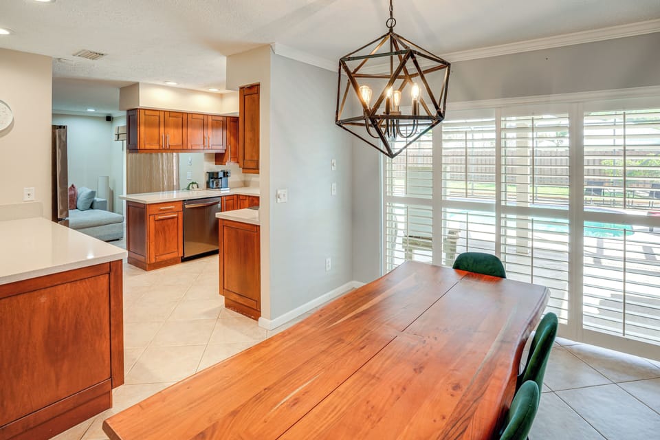 Dining Area | Dishware/Flatware Provided