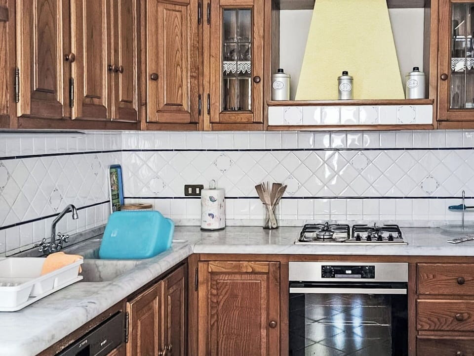 Kitchen, Countertop, Kitchen Appliance, Cabinetry, Major Appliance, Kitchen Sink, Wood, Kitchen Stove, Interior Design, Flooring