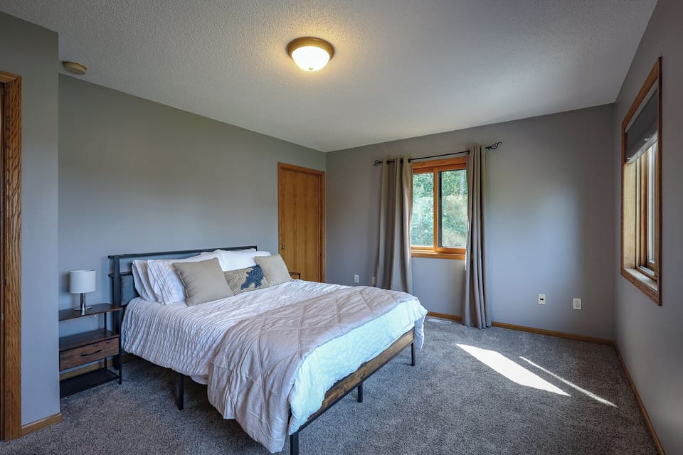 BR 1 | Queen size | 2nd Floor | Ensuite bathroom | Clothing storage