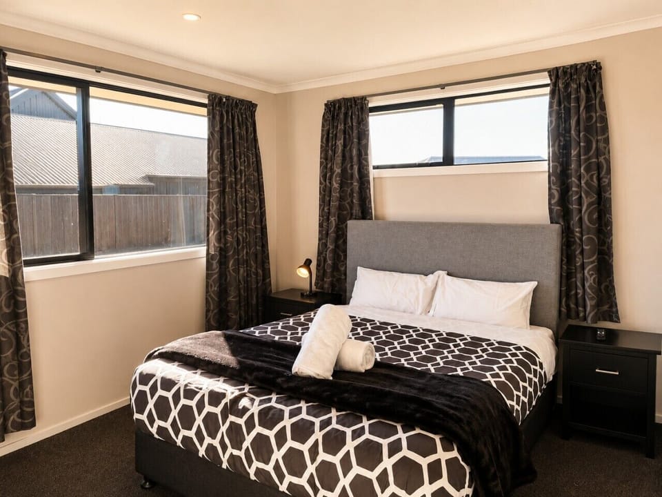 Queen Bedroom 4