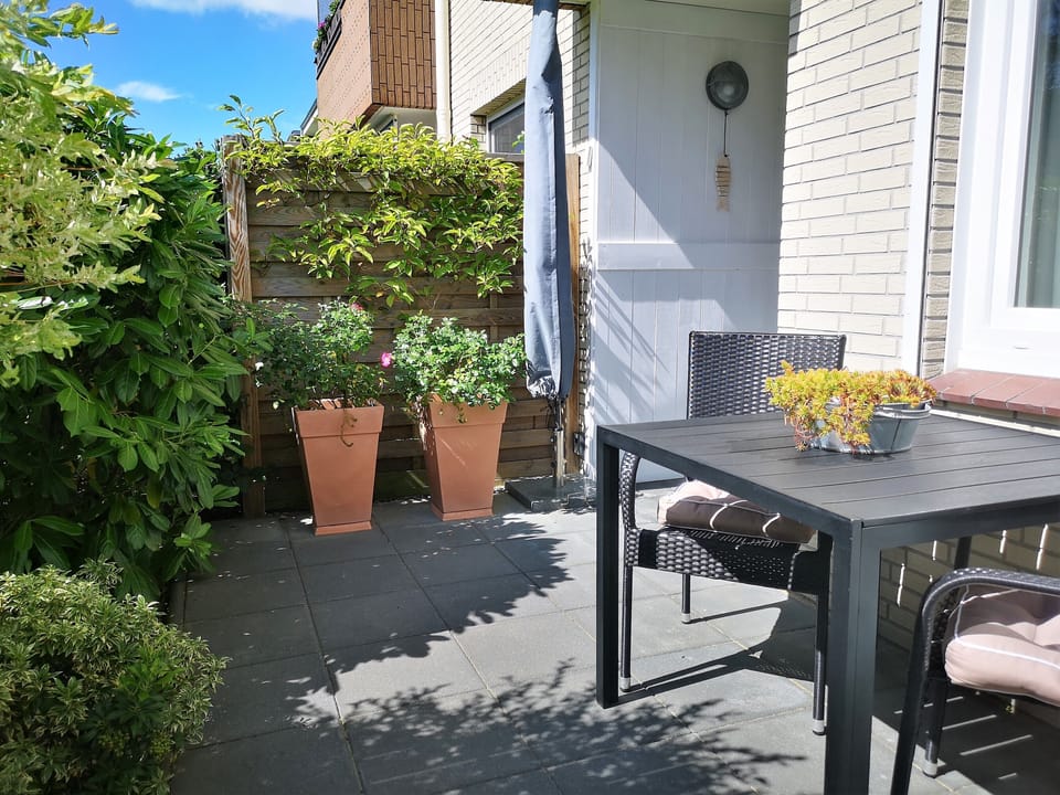 Sonnige Südterrasse mit  gemütlichem Essbereich