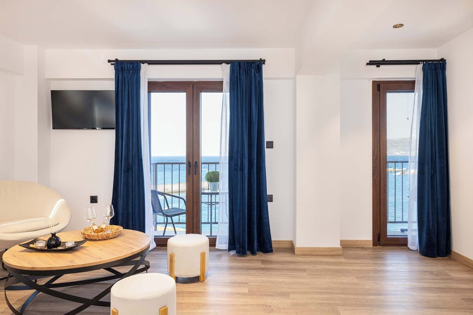 Bright open-plan living area with direct access to the balcony.