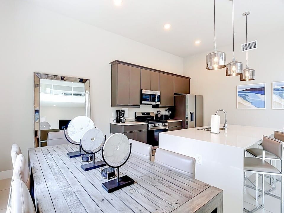 Fully equipped kitchen with breakfast bar