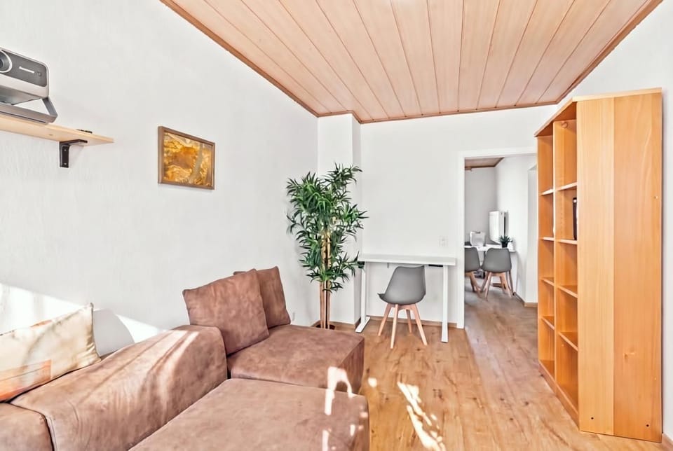 Gemütliches Wohnzimmer mit Sitzecke & Zimmerpflanze – euer Rückzugsort in Trier