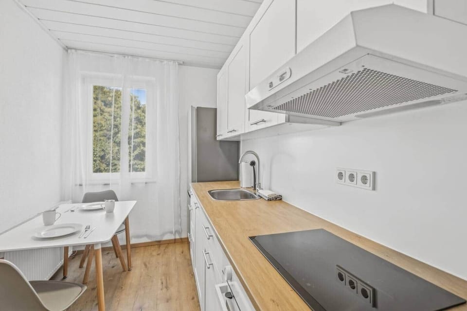 Kompakte Küche mit gemütlichem Essplatz & Grünblick – selbst kochen mitten in Trier
