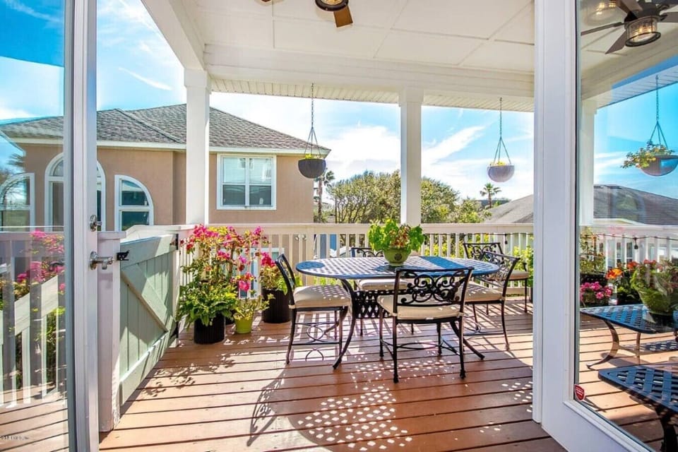 Second balcony with dining table