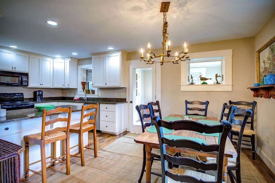 Kitchen Dining Area
