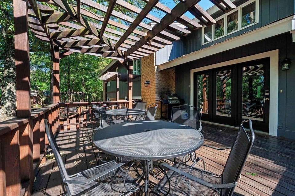 A deck built for long dinners and lazy afternoons