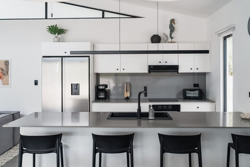 The kitchen island is where mornings begin. Pull up a stool, pour a coffee, and ease into the day at your own pace. A fully equipped modern kitchen that makes you actually want to spend time in it.