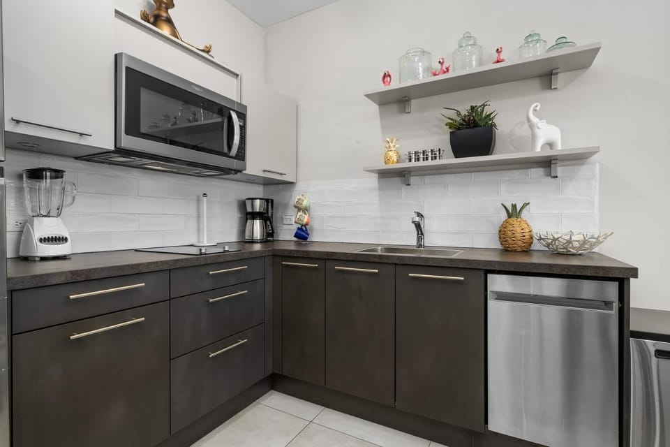 Stylish Gold Coast 1BR  Near Beach  Pools & Gym (40721)
