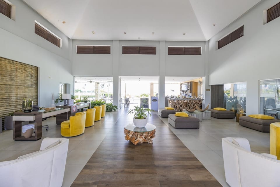 Stylish Gold Coast 1BR  Near Beach  Pools & Gym (40743)