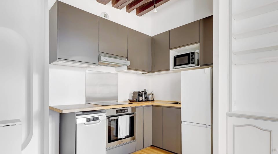 Cette cuisine est équipée avec tout le nécessaire pour passer un séjour confortable ! Grille-pain, micro-onde, plaque de cuisson et bouilloire sont à votre disposition !