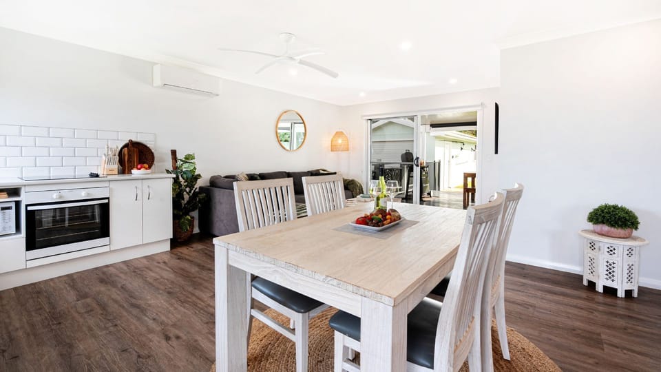 Periwinkle | Dining | Air conditioning | Ceiling fan | 1km to Culburra Beach town centre