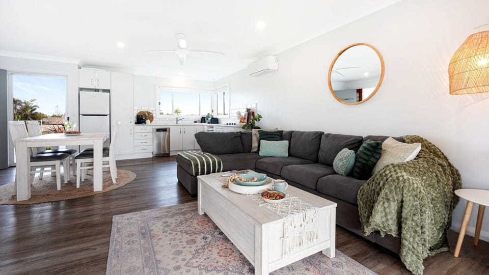 Periwinkle | Living area | Air conditioning | Ceiling fan | Smart TV | WiFi | Coffee table