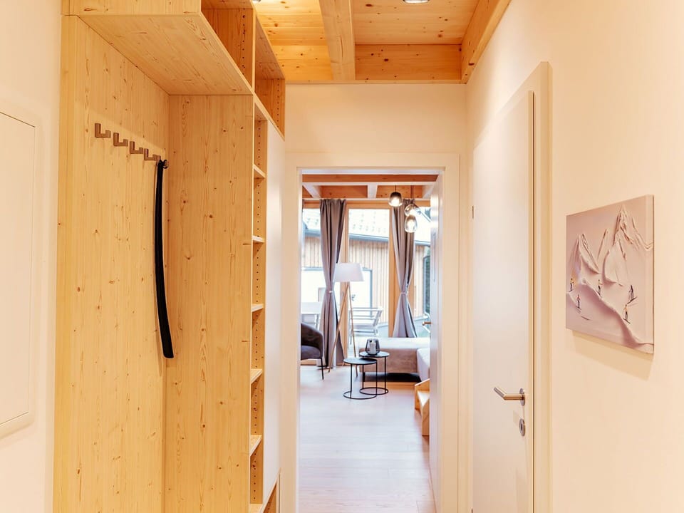 Wood, Flooring, Interior Design, Floor, Ceiling, Wood Flooring, Wood Stain, Hardwood, Room, Apartment