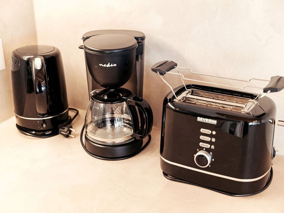 Kitchen Appliance, Electronic Device, Small Appliance, Home Appliance, Coffeemaker, Machine, Serveware, Drip Coffee Maker