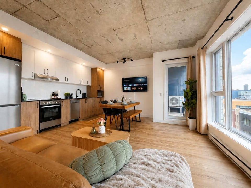 Profitez d'une superbe aire de vie ouverte où cuisine, salle à manger et salon se réunissent dans un espace moderne baigné de lumière naturelle - parfait pour se retrouver et créer de beaux souvenirs.