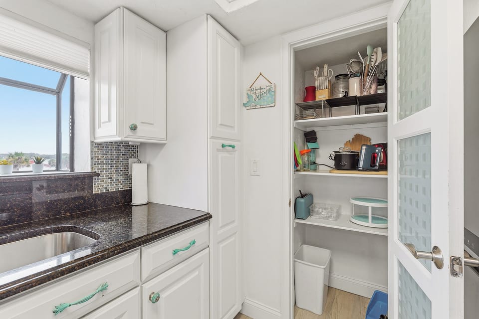 Kitchen-Pantry