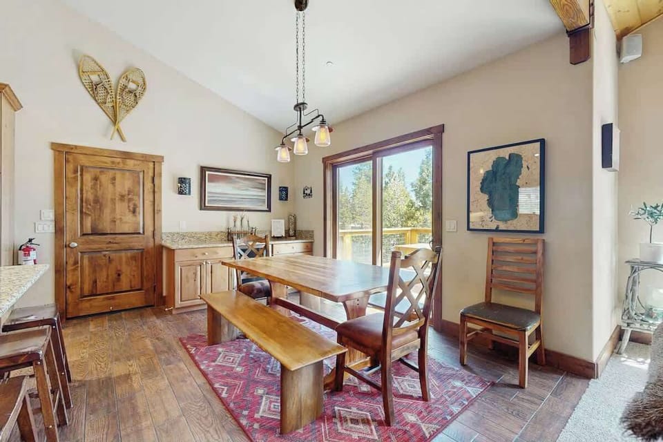 Dining room: 6-seat table in an open concept next to the kitchen 